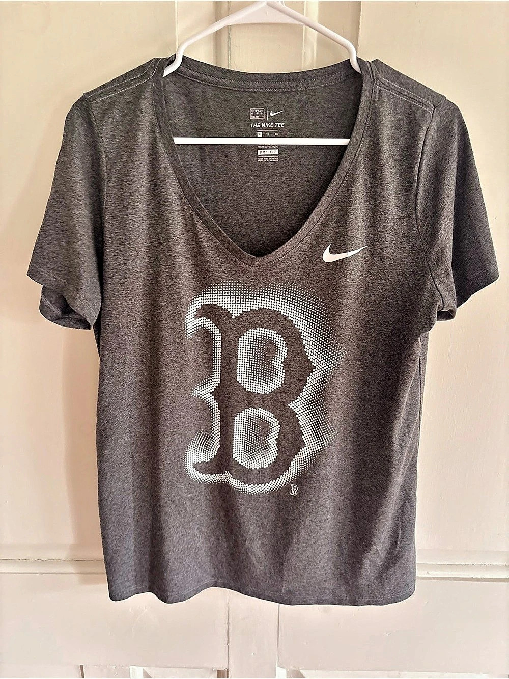 Nike Boston Red Sox Shirt Womens XL Gray Dri-FIT V Neck MLB Graphic Tee